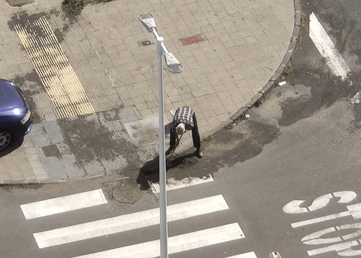 El vecino, recogiendo la tierra con sus propios medios / TA